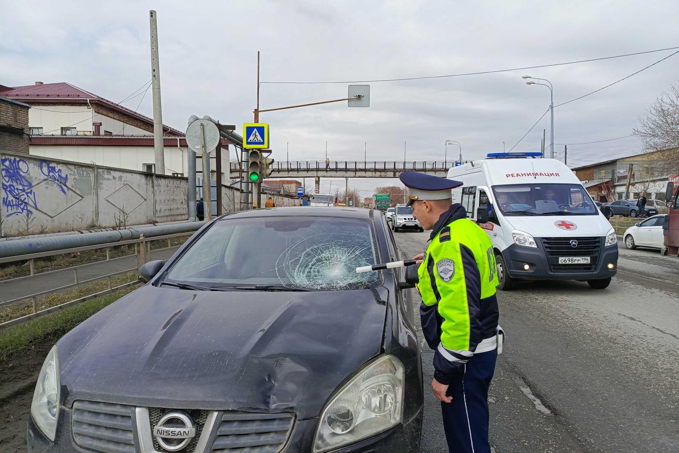 В Нижнем Тагиле водитель «Ниссана» сбил 60-летнего пешехода, который перебегал на «красный» - Фото 1