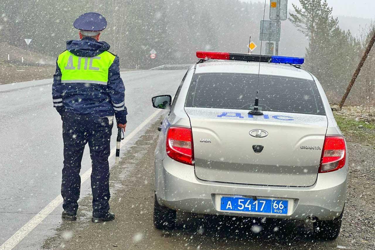 Дороги на севере Свердловской области заметает снегом - Фото 1