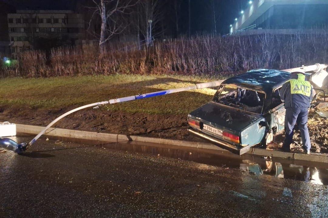 В Новоуральске ВАЗ врезался с столб и сгорел - Фото 1