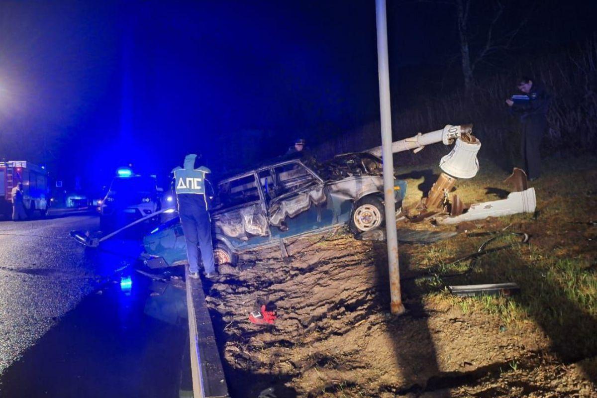 В Новоуральске водитель ВАЗ слетел с дороги и протаранил опору электропередач - Фото 1