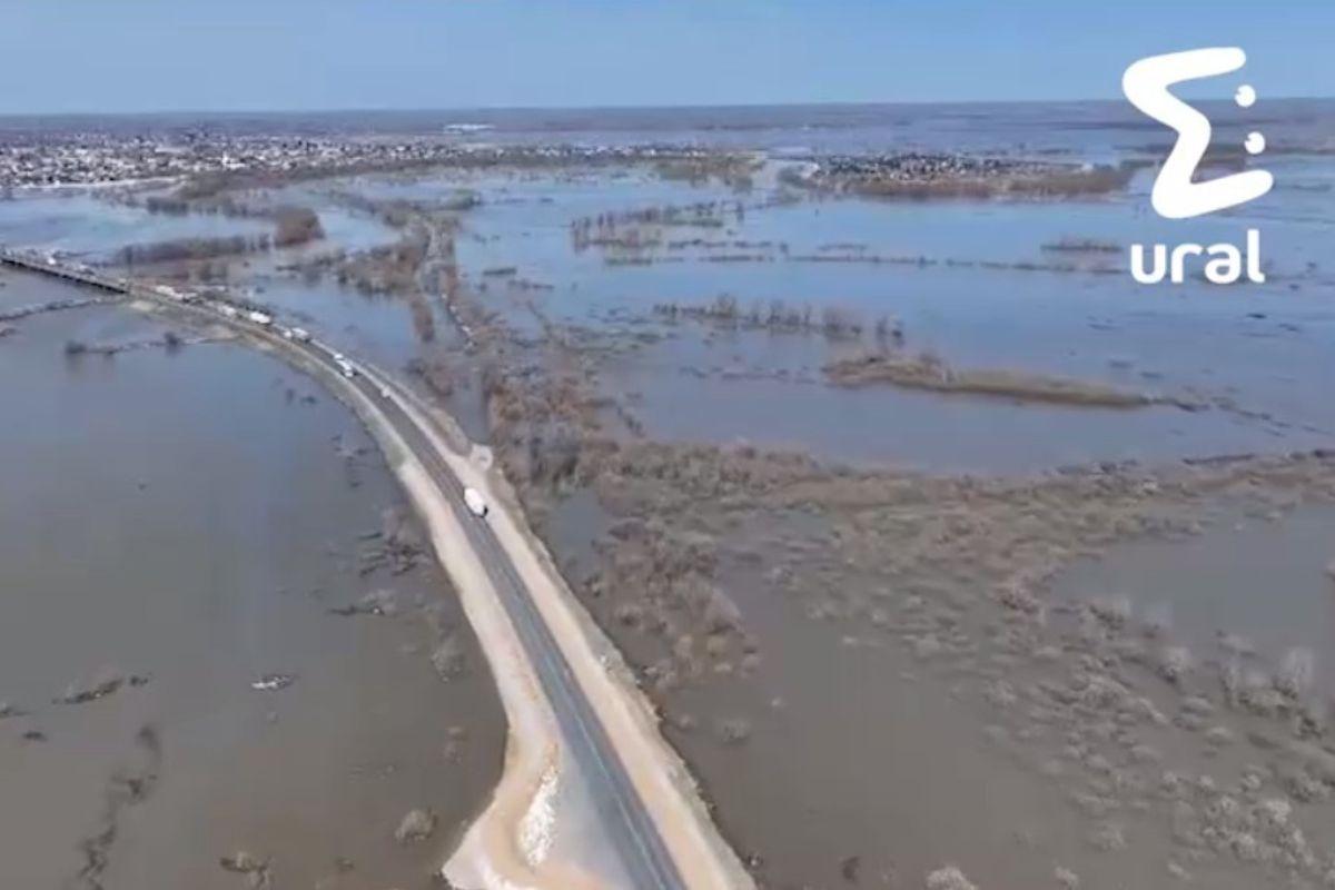 В Тюменской области прорвало одну из дамб. Паводок накрыл деревню Кареглазова - Фото 1