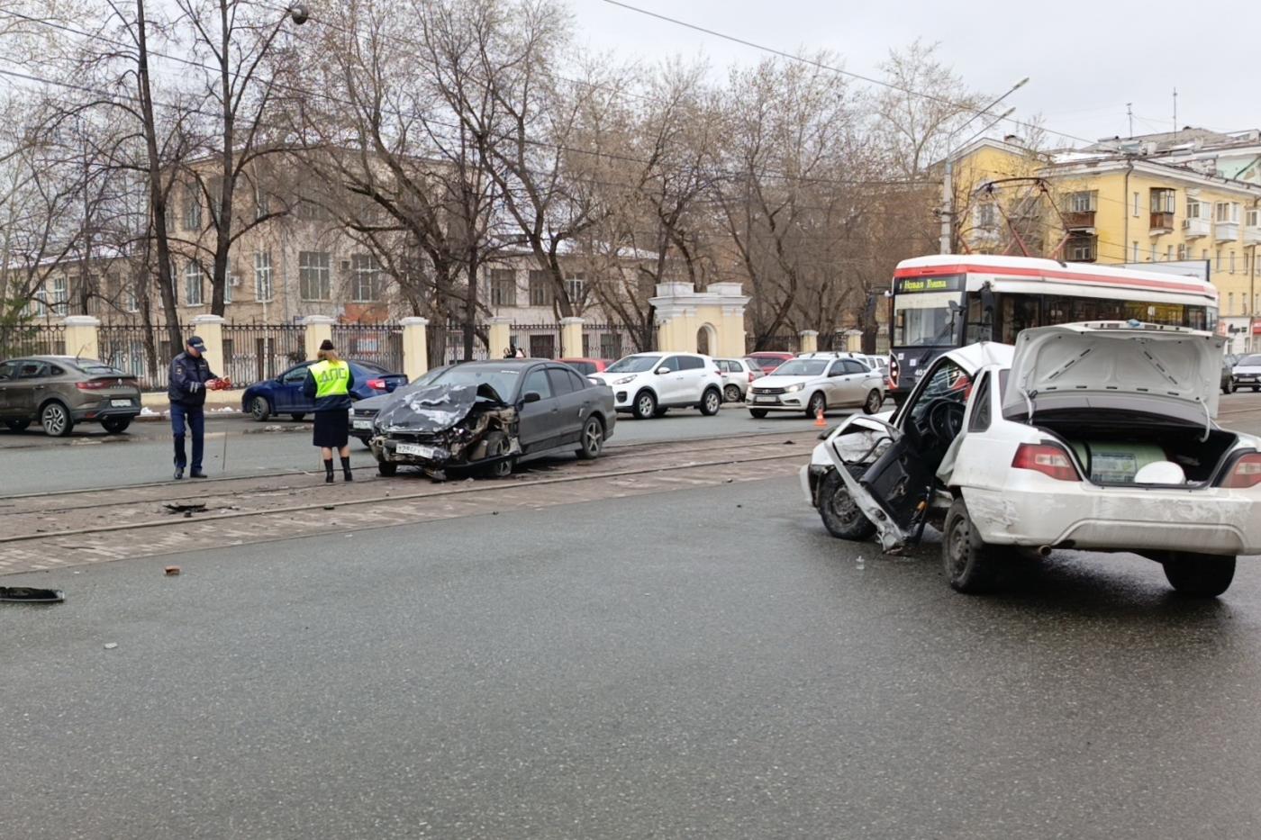 В Нижнем Тагиле развернувшийся, не глядя, водитель угодил в больницу - Фото 1
