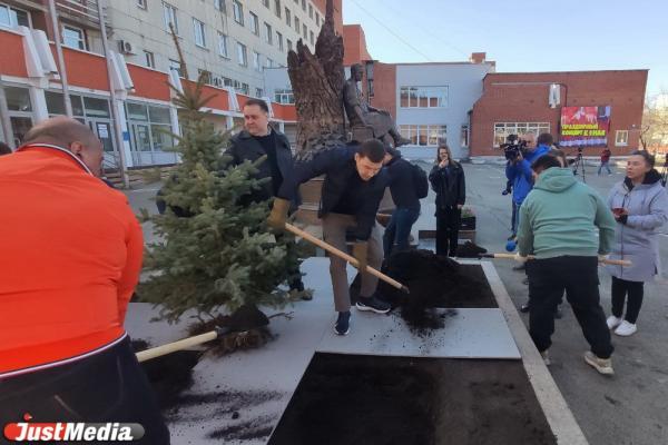 Евгений Куйвашев по традиции посадил ели в госпитале ветеранов войн - Фото 1