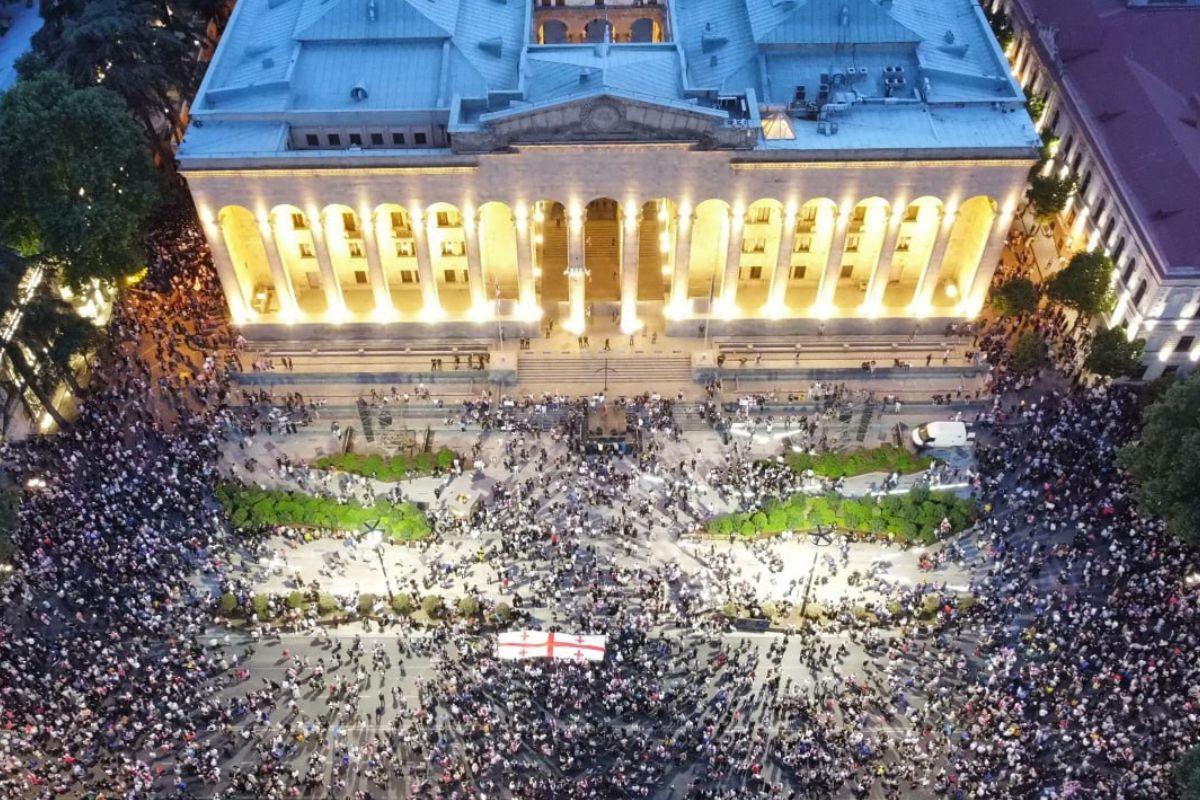 В центре Тбилиси продолжаются протесты против закона об иностранных агентов - Фото 1