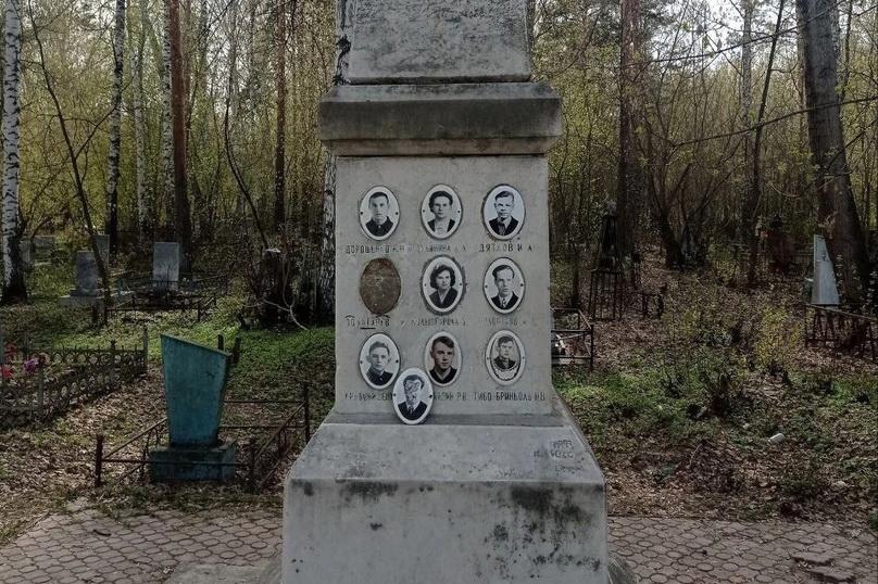 Вандалы осквернили мемориал дятловцев на Михайловском кладбище Екатеринбурга - Фото 1