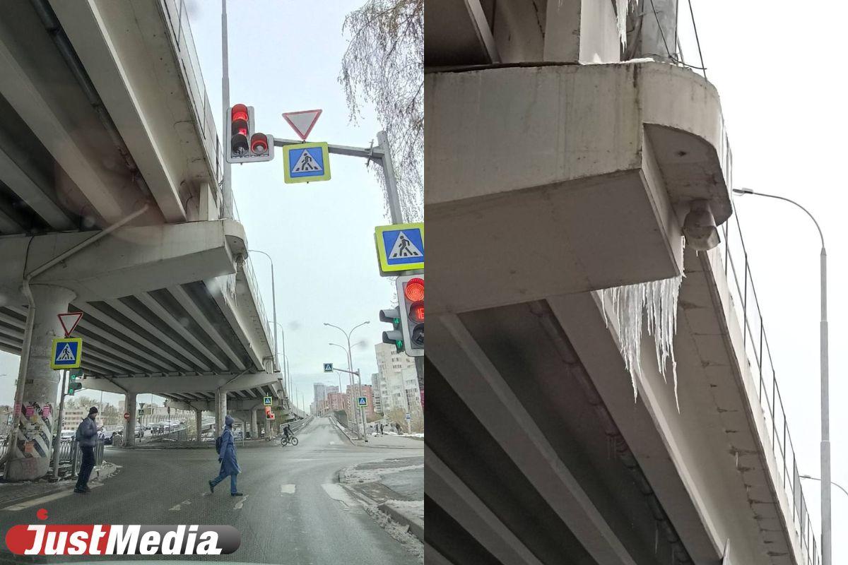 В центре Екатеринбурга заметили огромные сосульки над проезжей частью и пешеходами - Фото 1