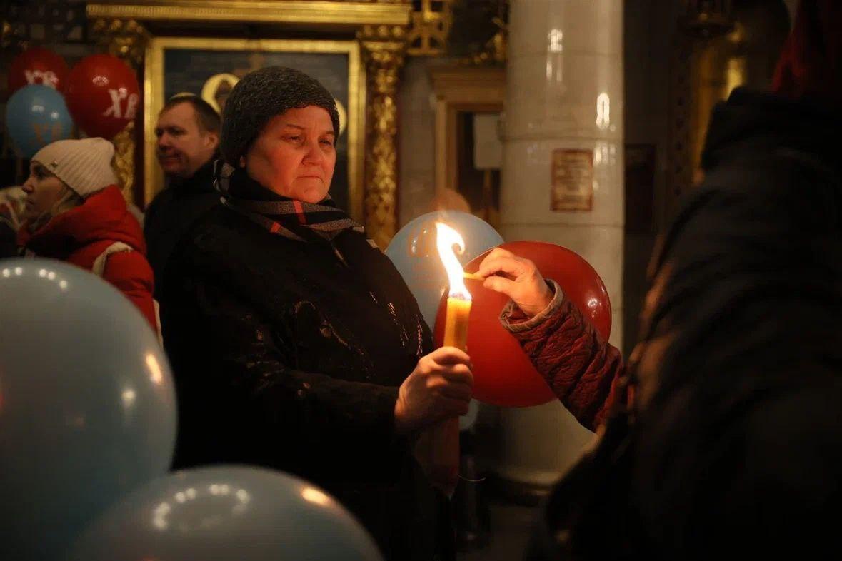 Десятки тысяч уральцев унесли частицу Благодатного огня в свои дома - Фото 1