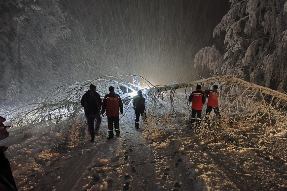 Вернуть свет в оставшиеся населенные пункты Свердловской области планируют до конца дня - Фото 1