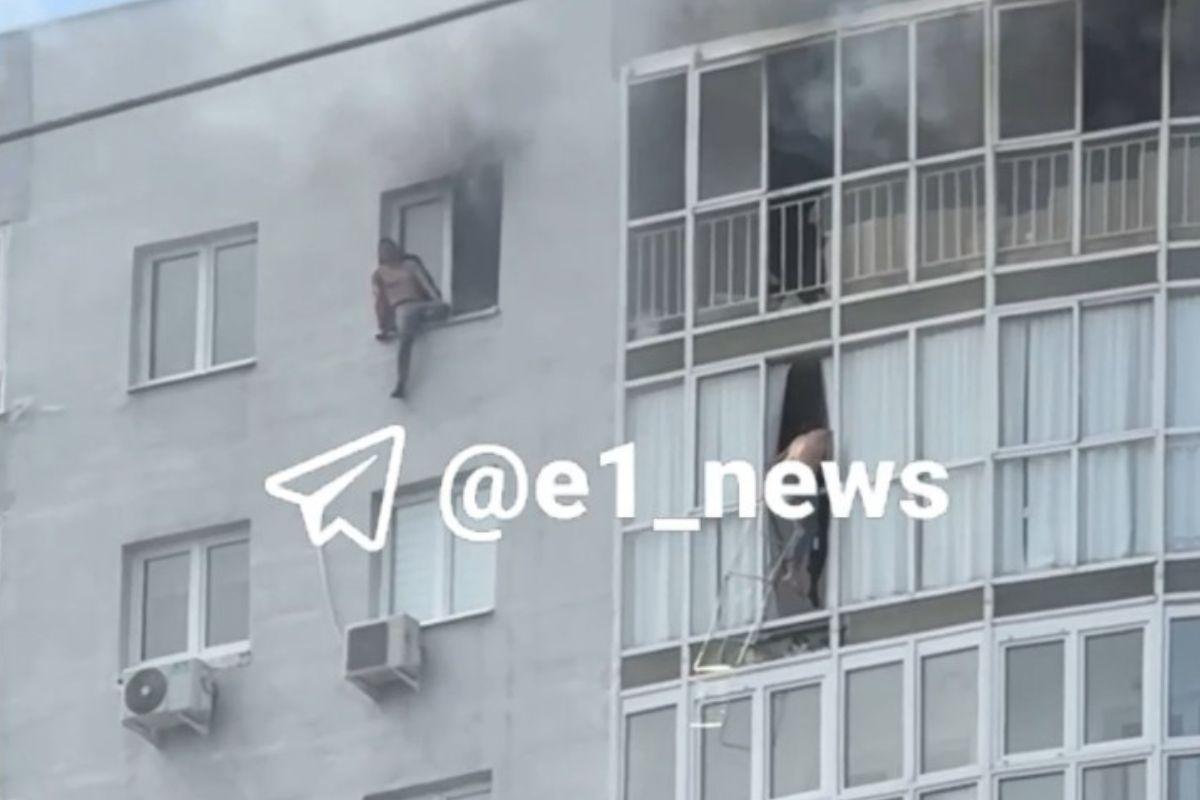 В многоэтажке у ТЦ «Мегаполис» горит квартира на 21 этаже - Фото 1