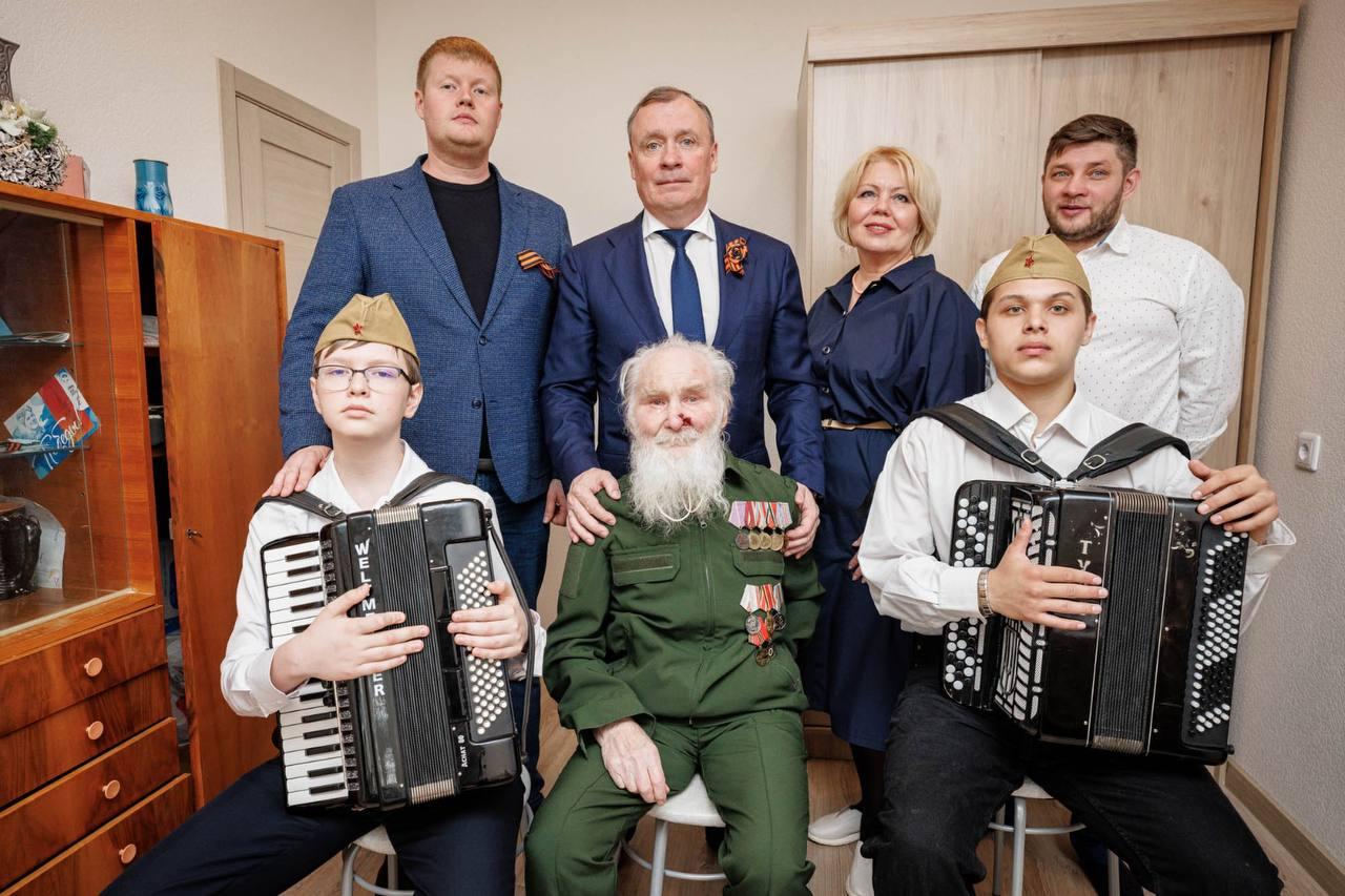 Алексей Орлов поздравил ветерана Александра Агеева, которому он помогает уже два года - Фото 1