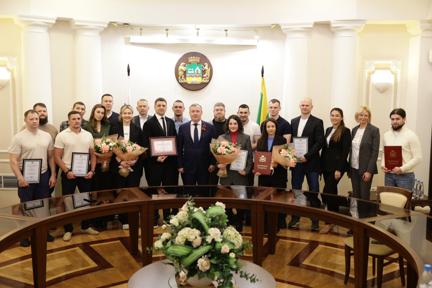 Алексей Орлов наградил тренеров за вклад в развитие единоборств в столице Урала - Фото 1