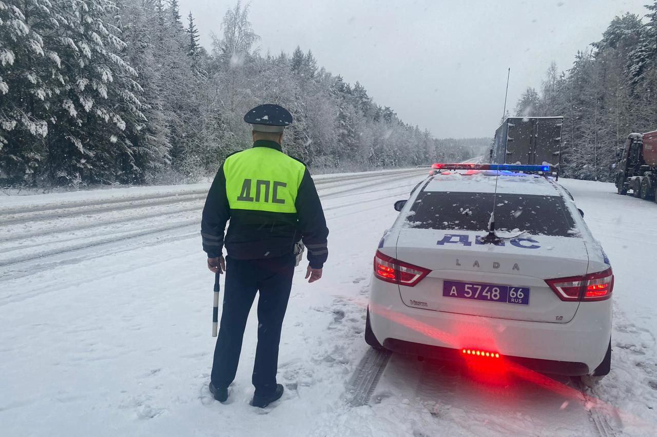 На севере Свердловской области снова обильные снегопады - Фото 1
