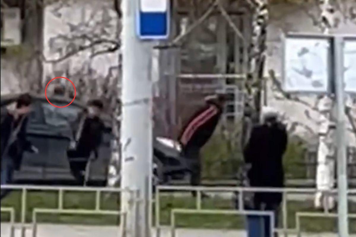 Подростки с битой и камнями напали на прохожих на Уралмаше - Фото 1