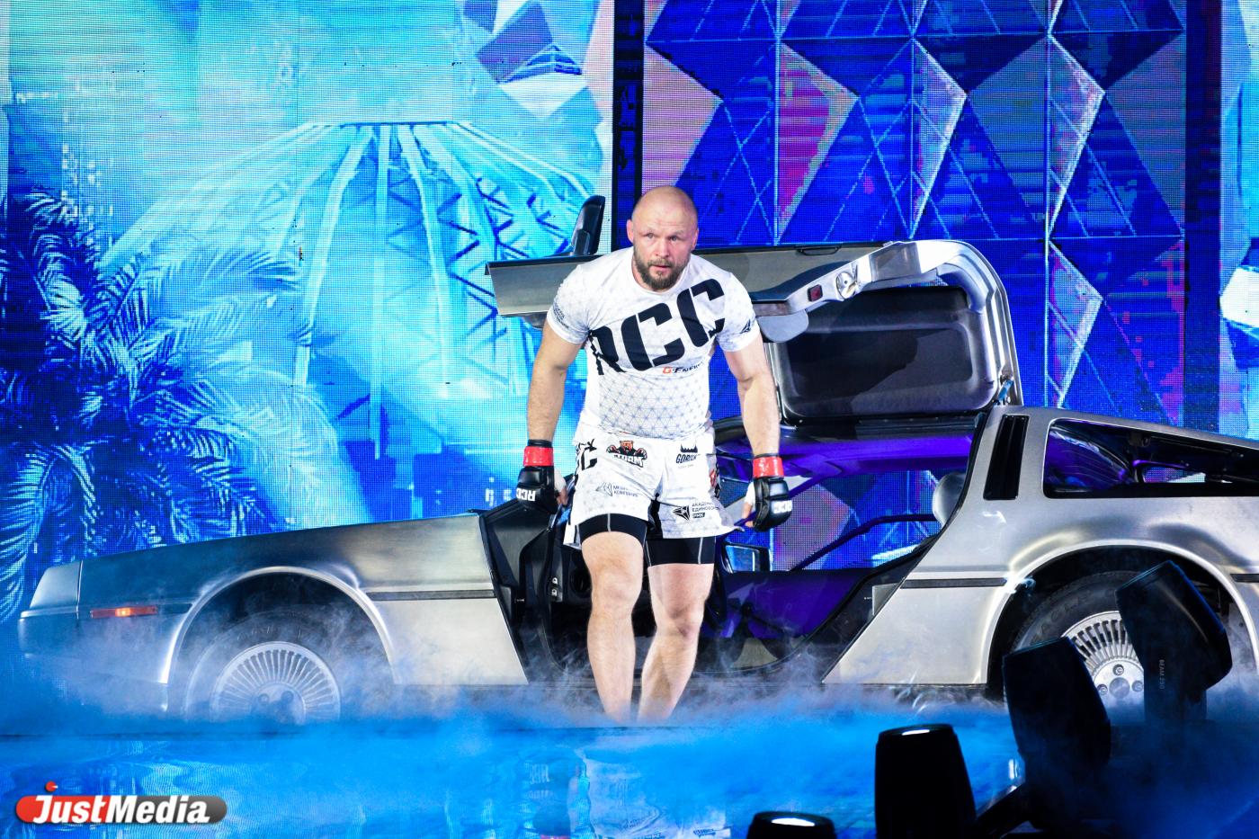 Александр Шлеменко увез победу на DeLorean, а Иван Штырков разнес экс-бойца UFC. В Екатеринбурге отгремел турнир RCC 19 - Фото 1