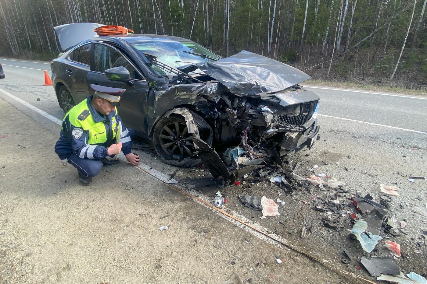 Под Кировградом в лобовом столкновении иномарок пострадали три человека - Фото 1