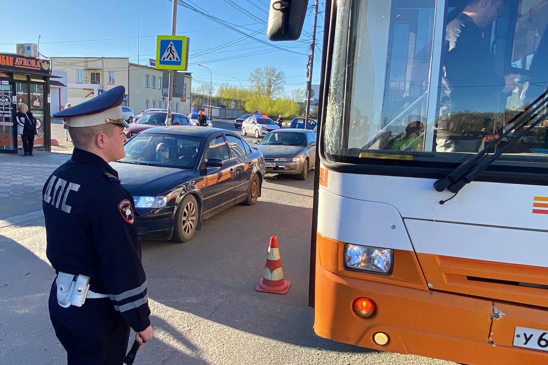 В Нижнем Тагиле водитель автобуса сбил на «зебре» 16-летнюю девушку - Фото 1