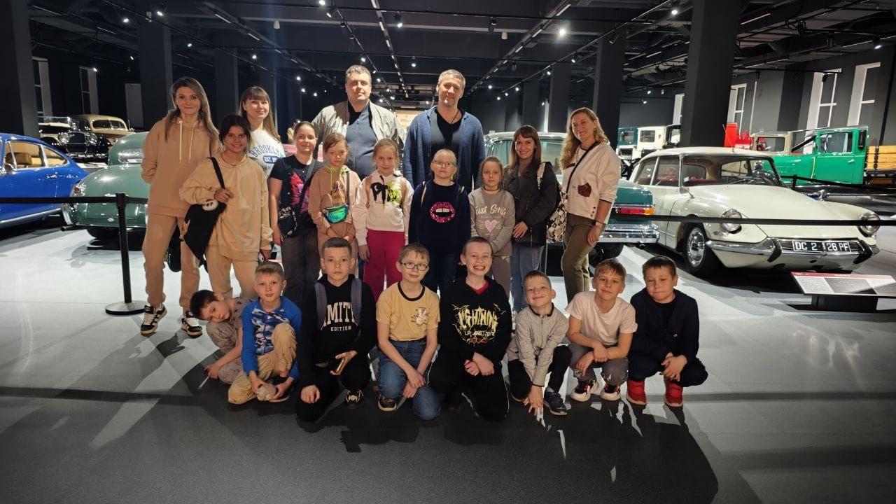 Школьники Среднеуральска в Ночь музеев познакомились с историей советского и зарубежного автопромов - Фото 1