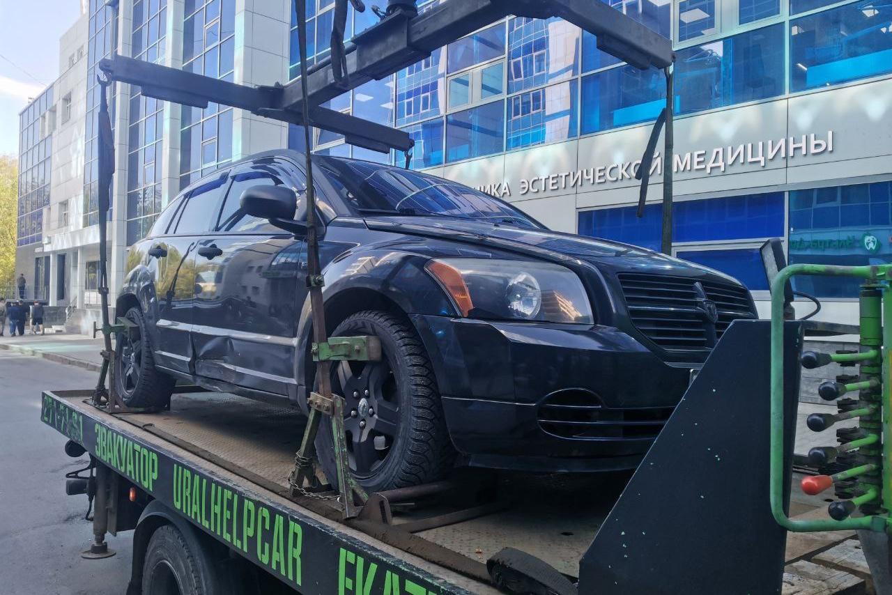 В Екатеринбурге приставы забрали у должника по алиментам «Додж» - Фото 1