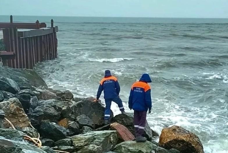 Влюбленную пару смыло волной в море на Сахалине - Фото 1