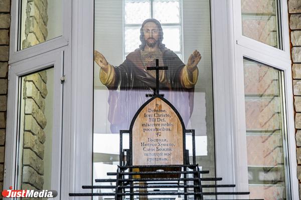 В США священник укусил прихожанку во время причастия - Фото 1