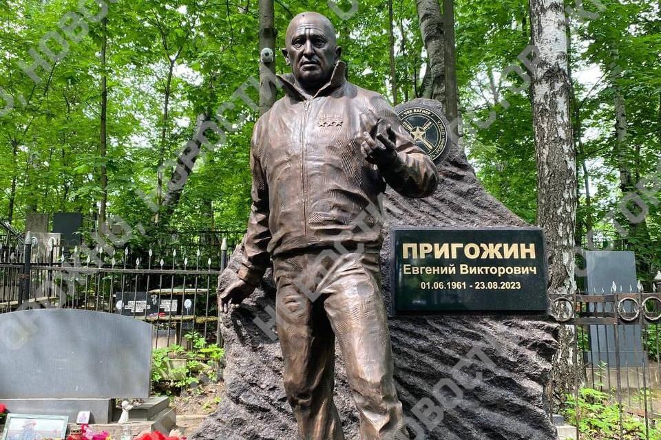 На могиле Пригожина в Санкт-Петербурге установили памятник - Фото 1