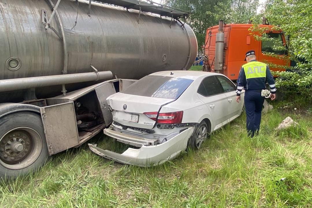 В Нижнем Тагиле водитель автоцистерны влетел в пять стоящих на светофоре машин - Фото 1