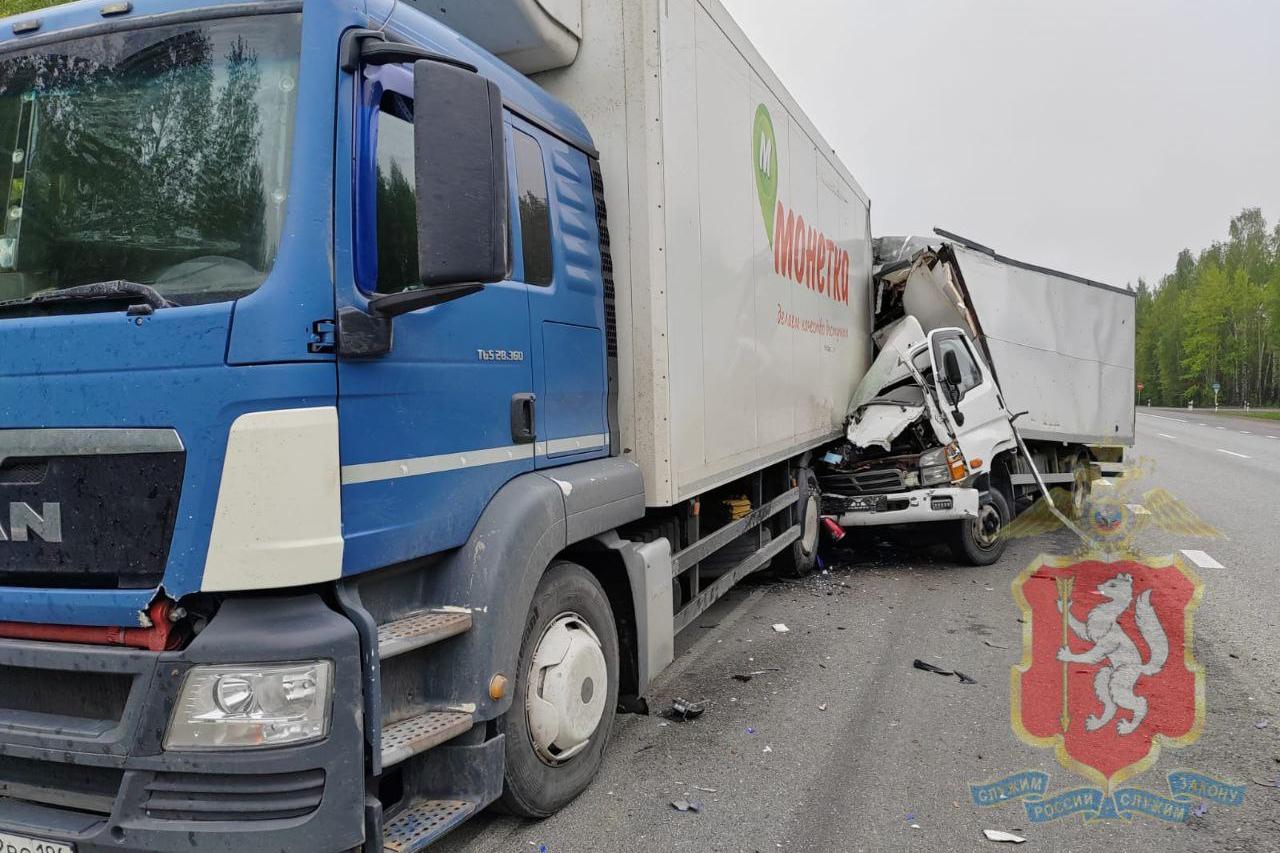 Под Нижним Тагилом водитель грузовика уснул и влетел в МАН - Фото 1