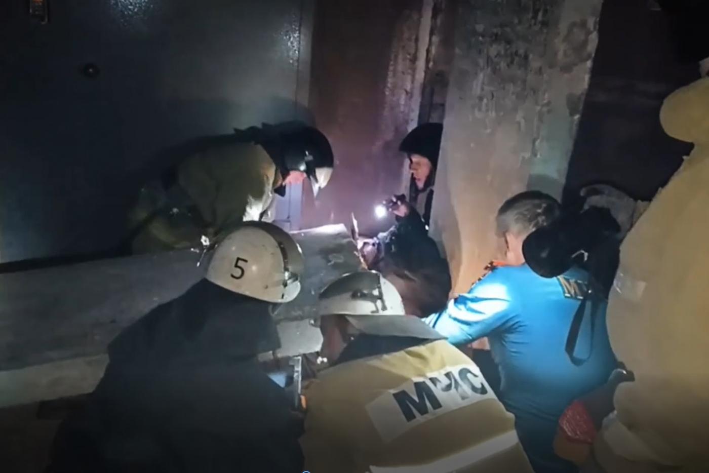 В Луганске козырек подъезда рухнул на 21-летнего парня - Фото 1