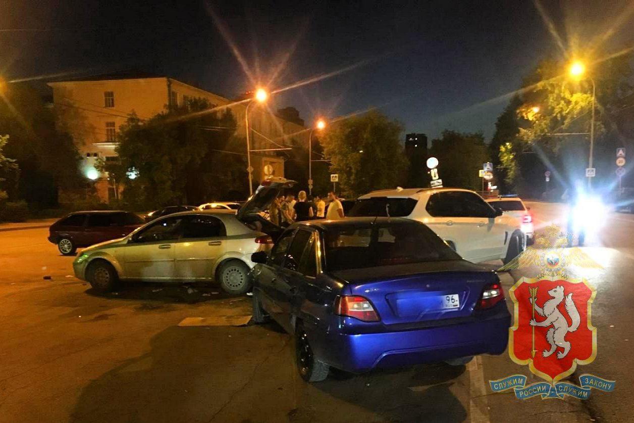 В Екатеринбурге лихач на «Нексии» сбил двух пешеходов и влетел в две иномарки - Фото 1