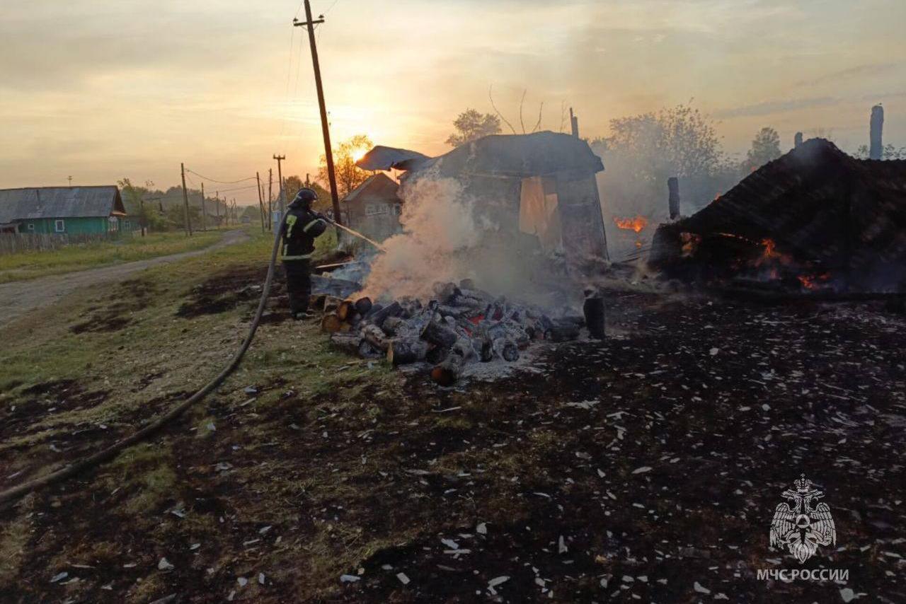 При пожаре под Первоуральском погибли мужчина и две его маленькие внучки - Фото 1