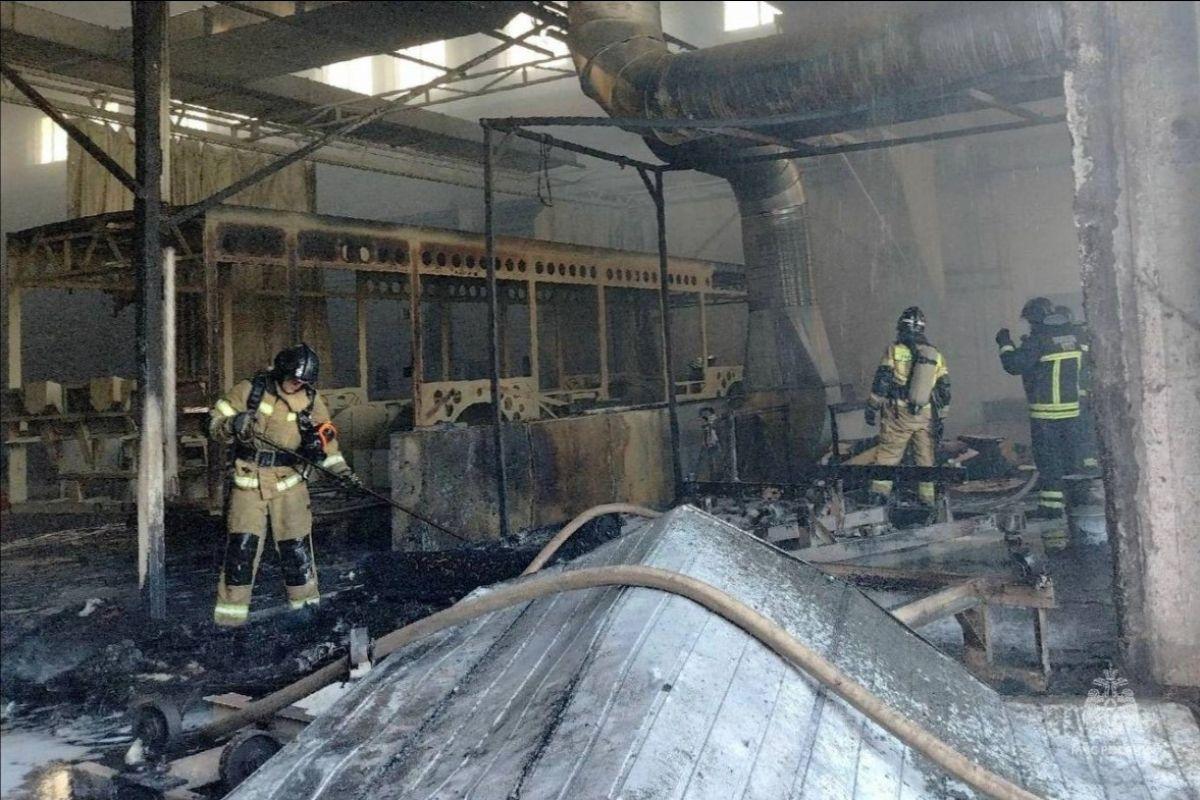 В Челябинске сгорел цех на заводе по сборке троллейбусов - Фото 1