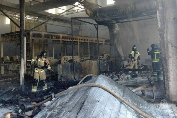 В Челябинске сгорел цех на заводе по сборке троллейбусов - Фото 1