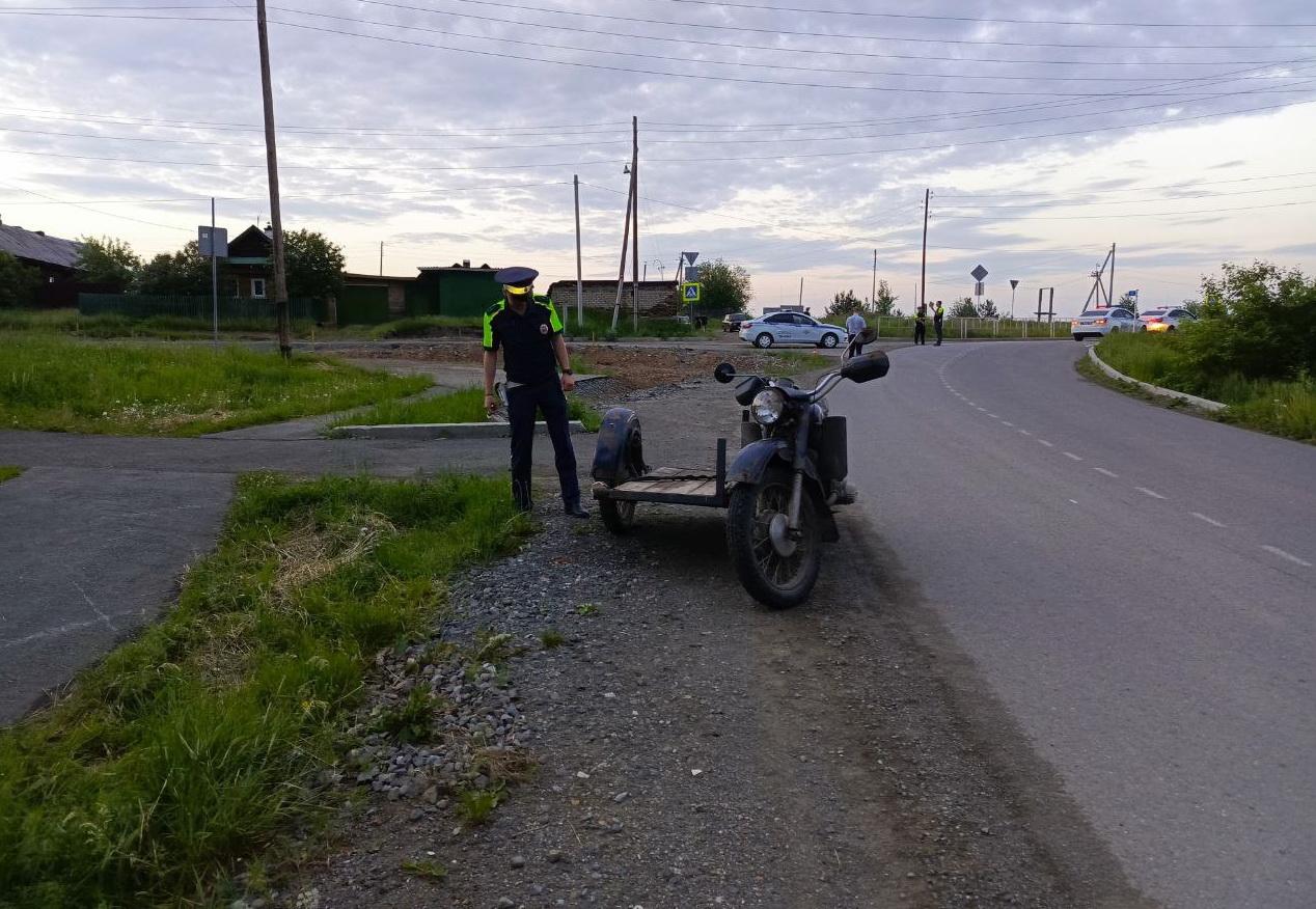 Под Нижним Тагилом пьяный мотоциклист покалечил жену и дочь - Фото 1