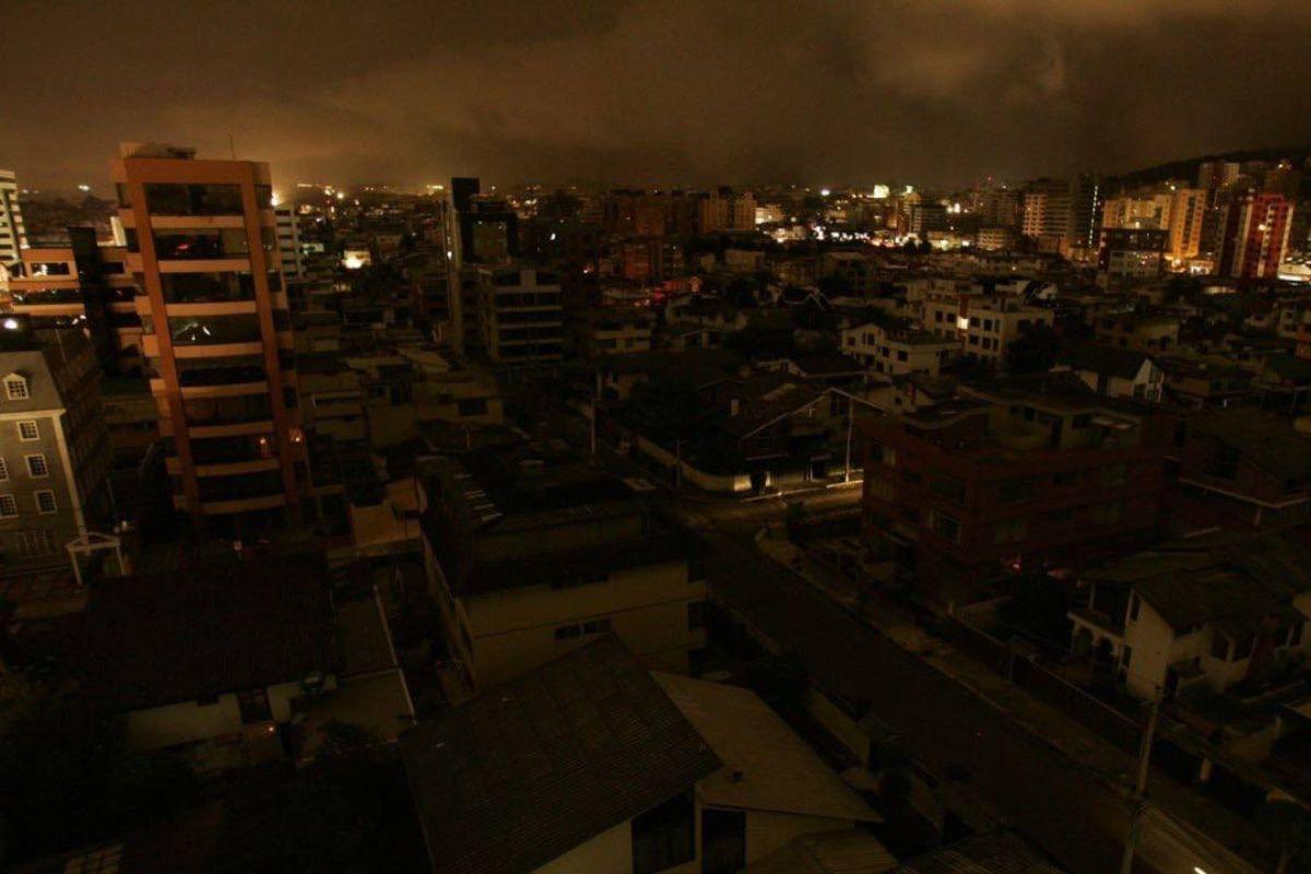 Во всем Эквадоре пропало электричество из-за ошибки на линии электропередачи - Фото 1