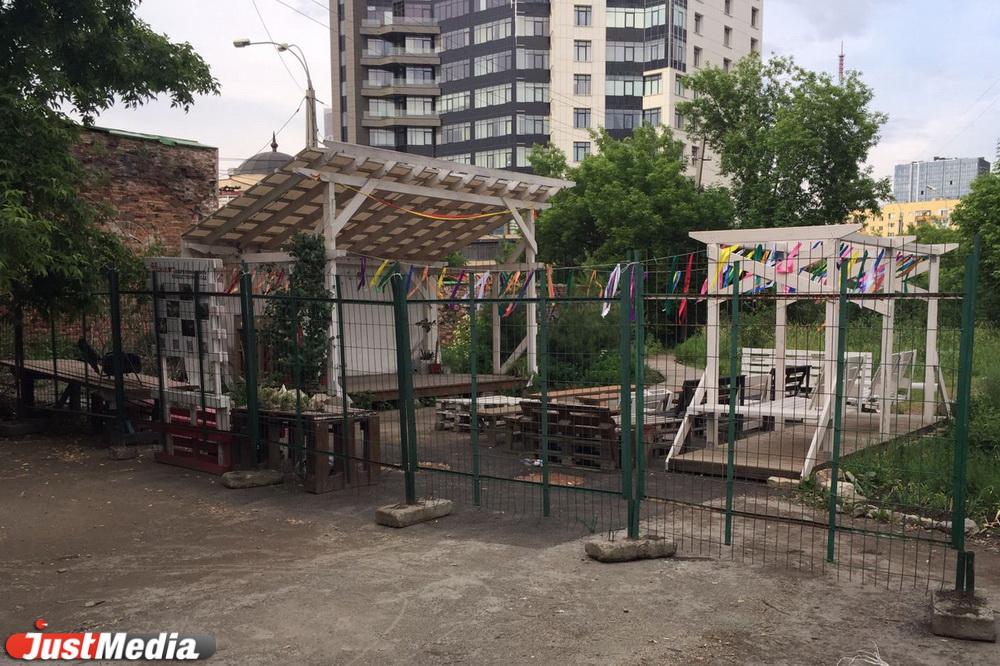 В Екатеринбурге вокруг усадьбы Нурова на Чапаева появился забор - Фото 1