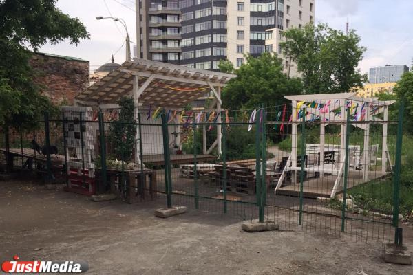 В Екатеринбурге вокруг усадьбы Нурова на Чапаева появился забор - Фото 1