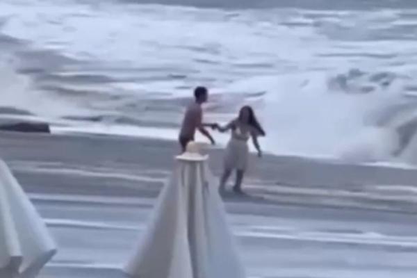 Спасатели нашли тело 20-летней девушки, унесенной в море в Сочи - Фото 1