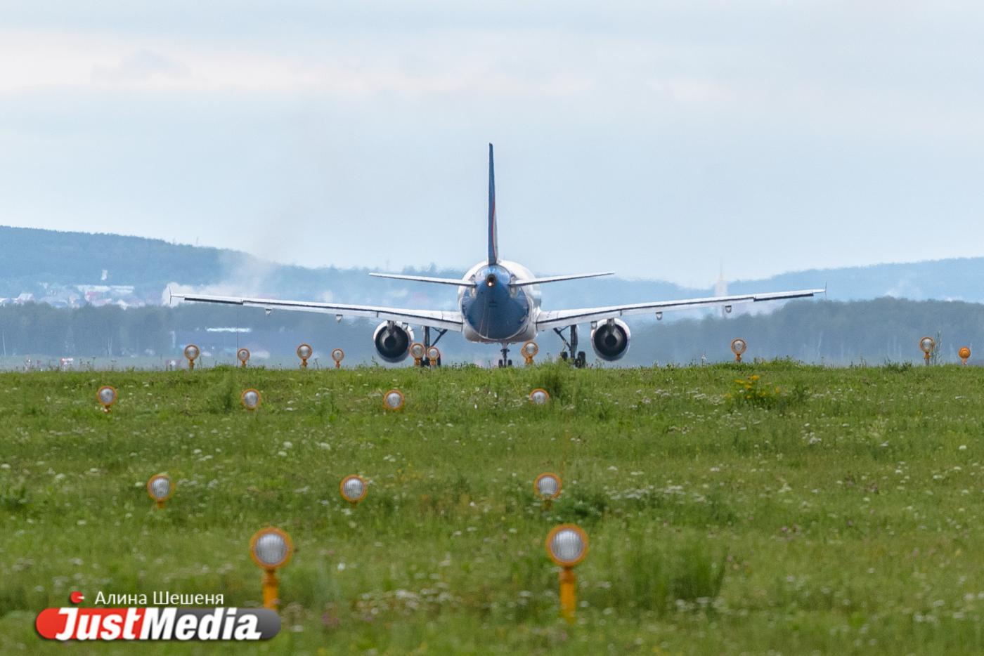 Пассажирский Boeing 737 с треснувшим стеклом приземлился в Минводах - Фото 1