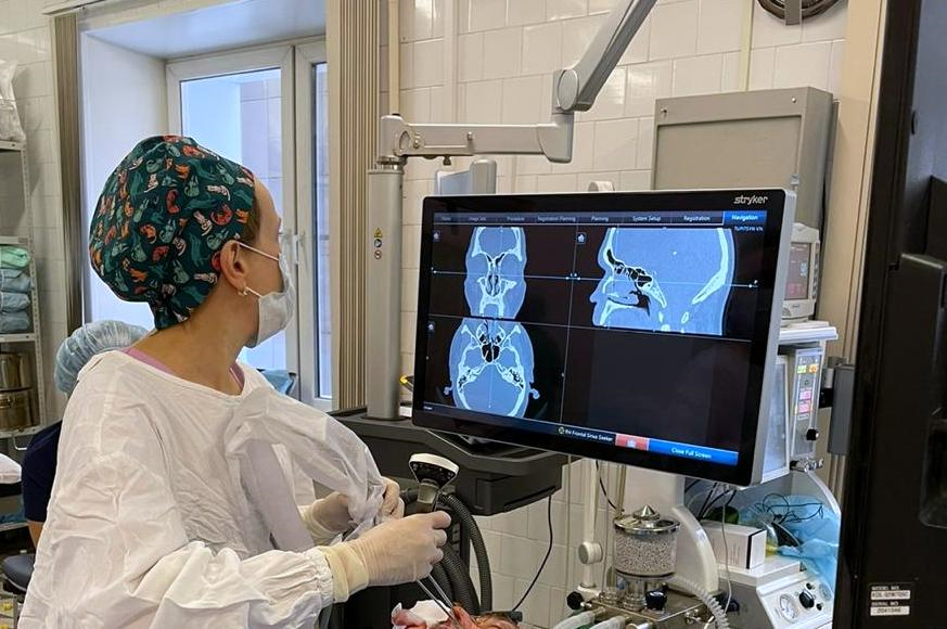 Врачи с помощью нейронавигации избавили свердловчнаку от опасных последствий травмы и головной боли - Фото 1