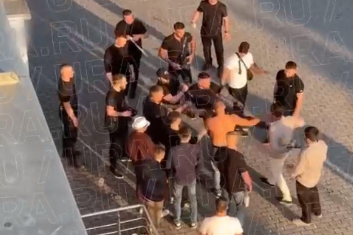 У клуба Bla Bla Bar в центре Екатеринбурга устроили поножовщину со стрельбой - Фото 1