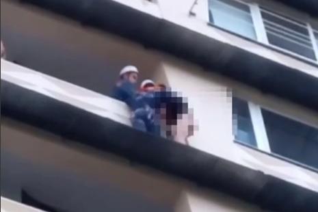 В Сочи спасли девушку, которая чуть не сорвалась с 8 этажа - Фото 1