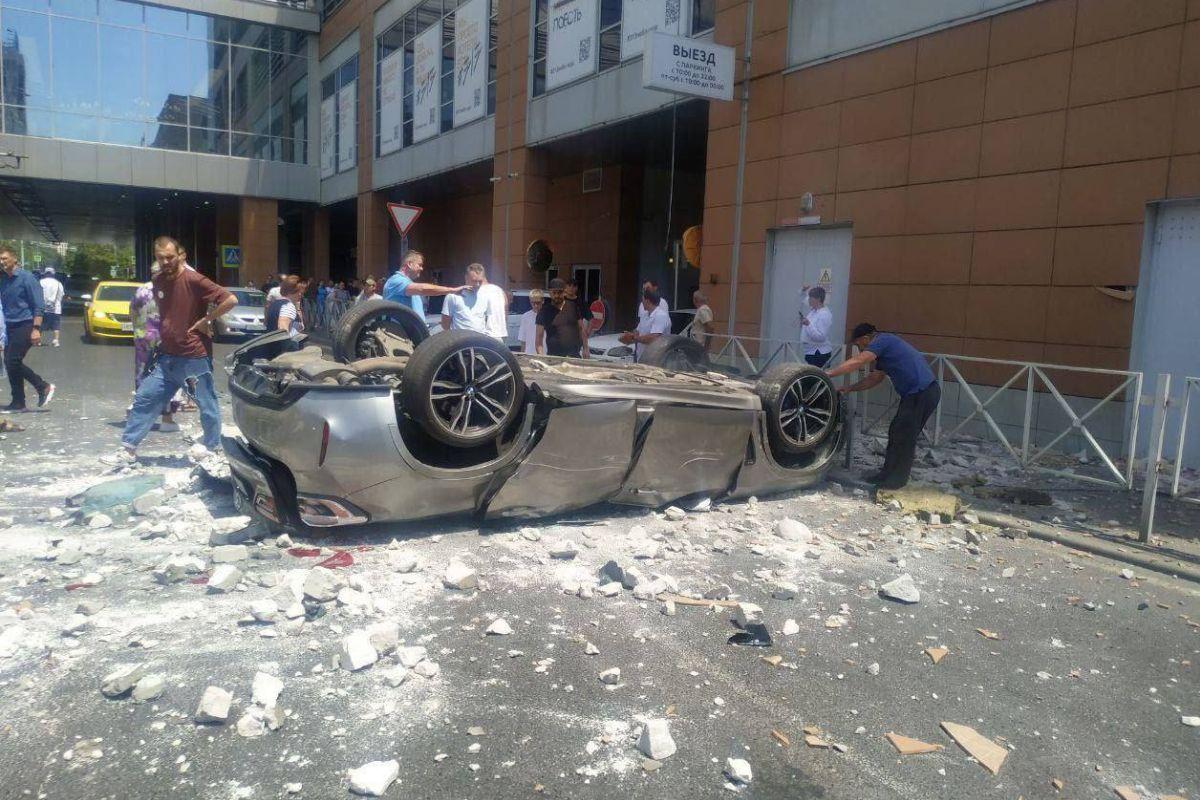 Погибшая в упавшем с парковки в Краснодаре BMW женщина была беременна - Фото 1