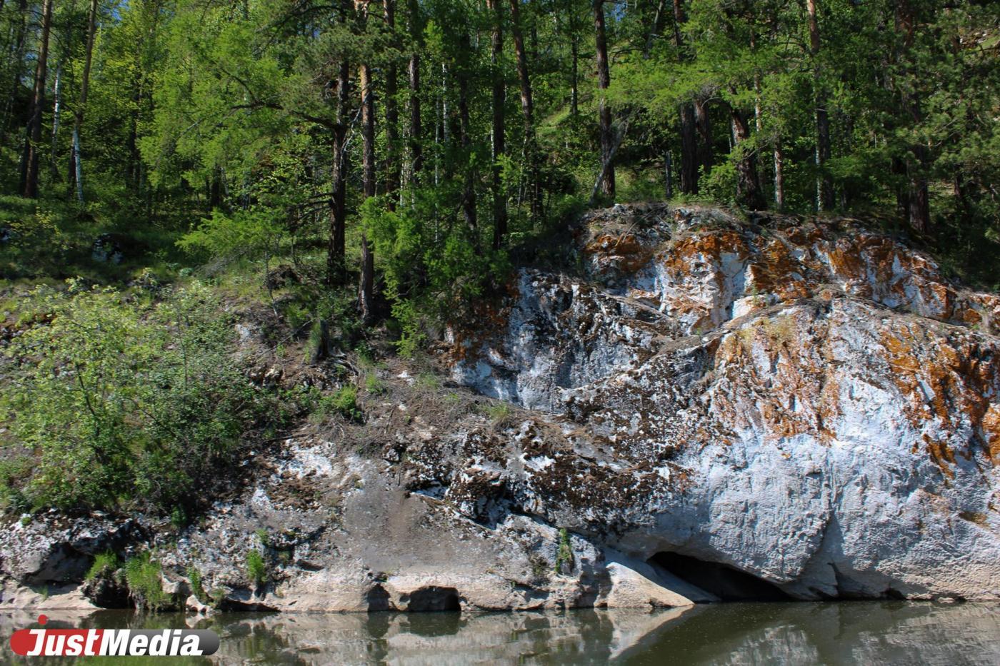 Под Иркутском девушка сорвалась со скалы и разбилась насмерть - Фото 1