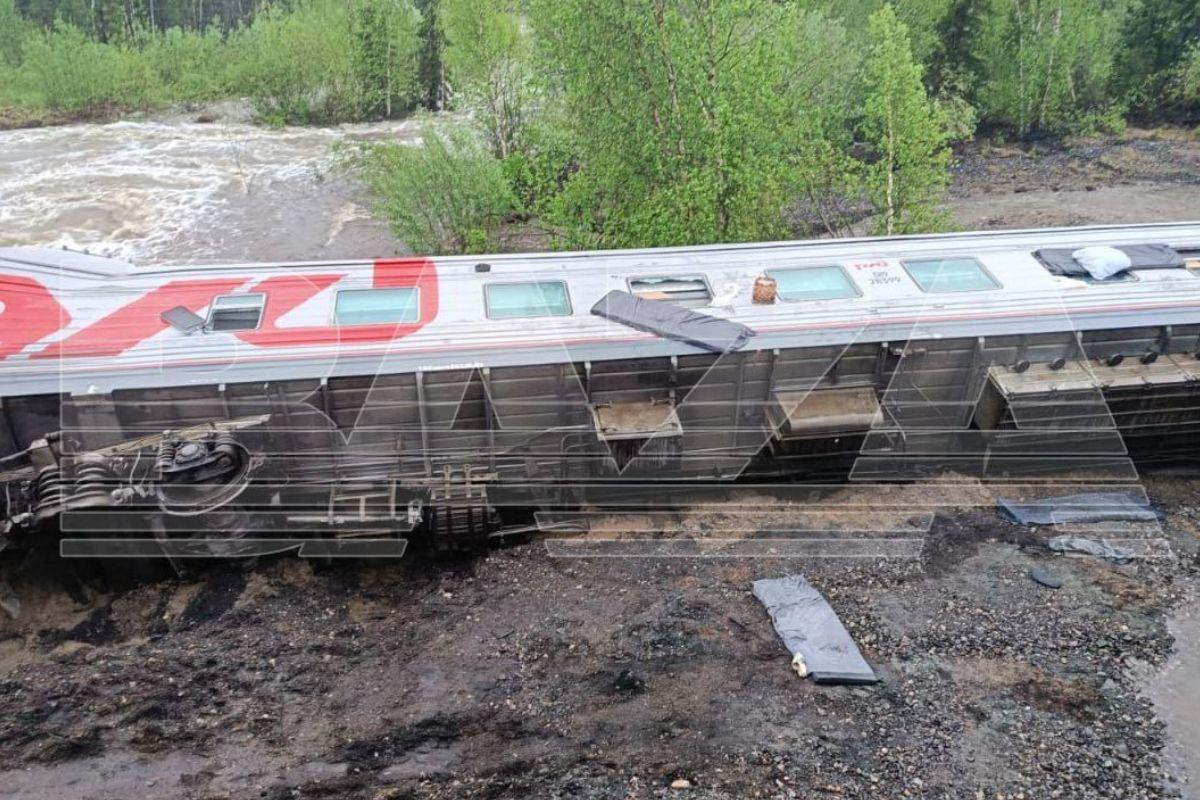 Два человека пропали без вести после схода поезда с рельсов в Коми - Фото 1