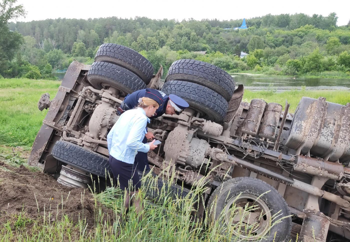 Под Сухим Логом МАЗ, груженый скалой, упал в кювет - Фото 1
