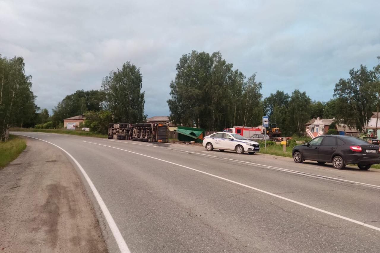 Под Невьянском фура перевернулась и влетела в остановку - Фото 1