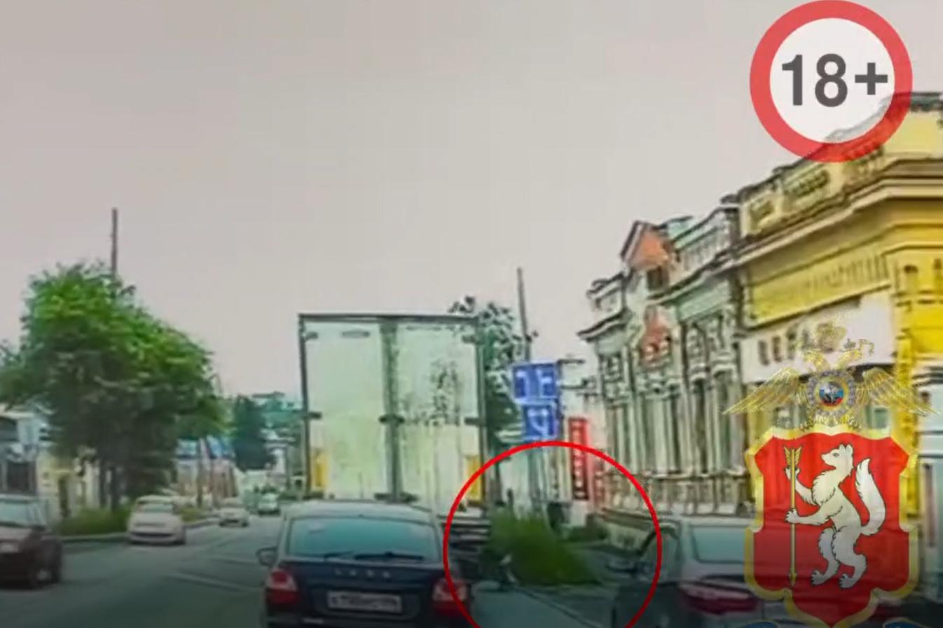 В Каменске-Уральском пешеход «нырнул» под грузовик - Фото 1