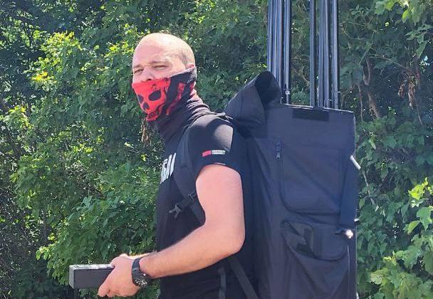 Алексей Вихарев передал в зону СВО рюкзак-подавитель дронов - Фото 1