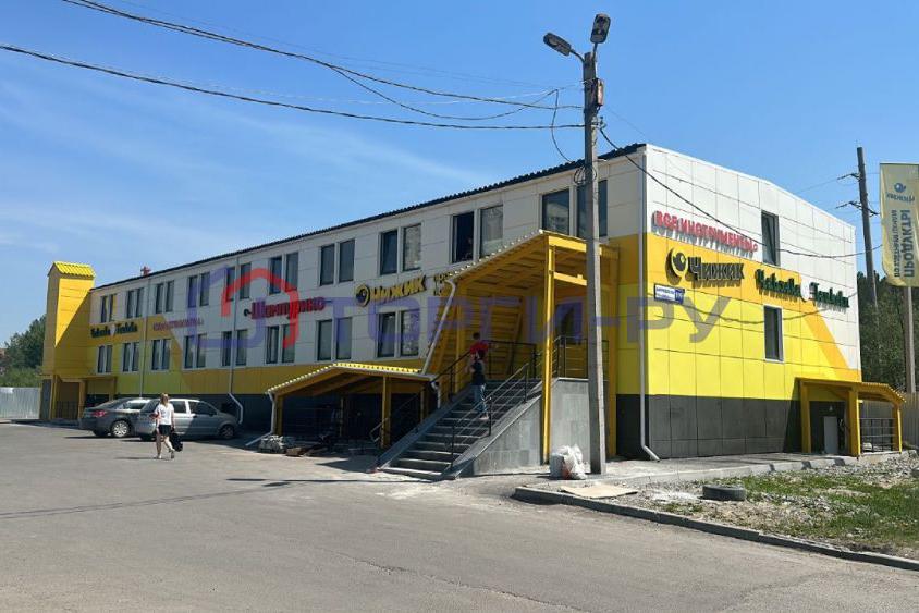 В Екатеринбурге за 158 млн рублей продают трехэтажный торговый комплекс на Амундсена - Фото 1