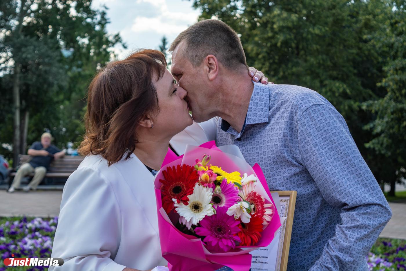 В Екатеринбурге наградили супружескую пару почетным знаком «За любовь и верность» - Фото 1